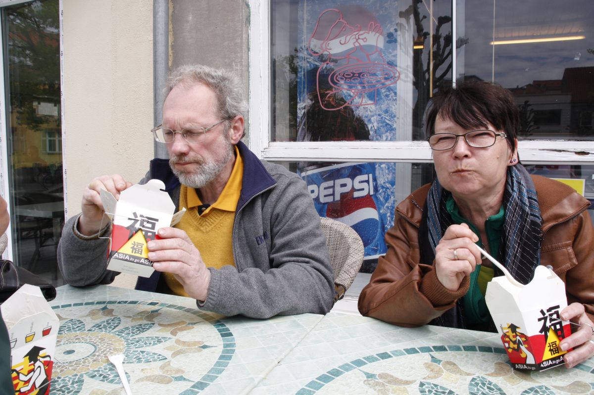 Ramona und Bernd lassen es sich schmecken