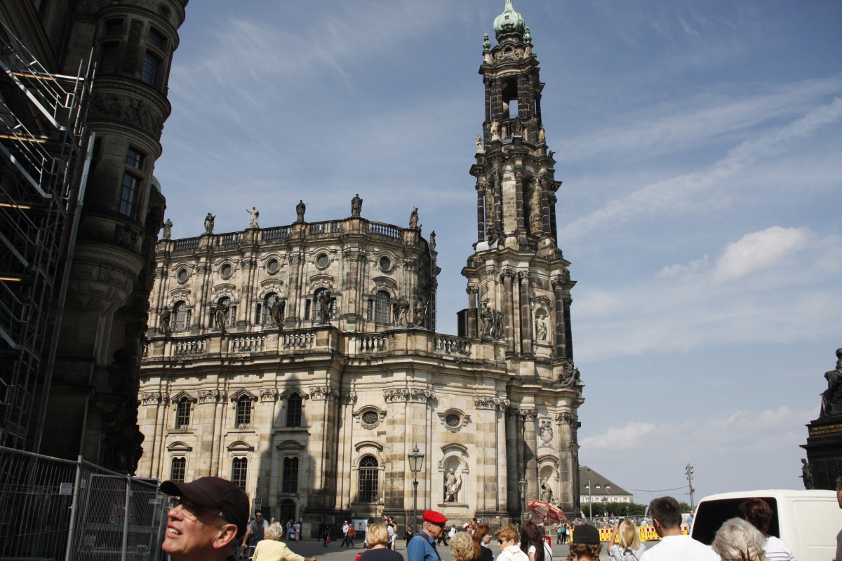 Die katholiche Hofkirche am Schloßplatz