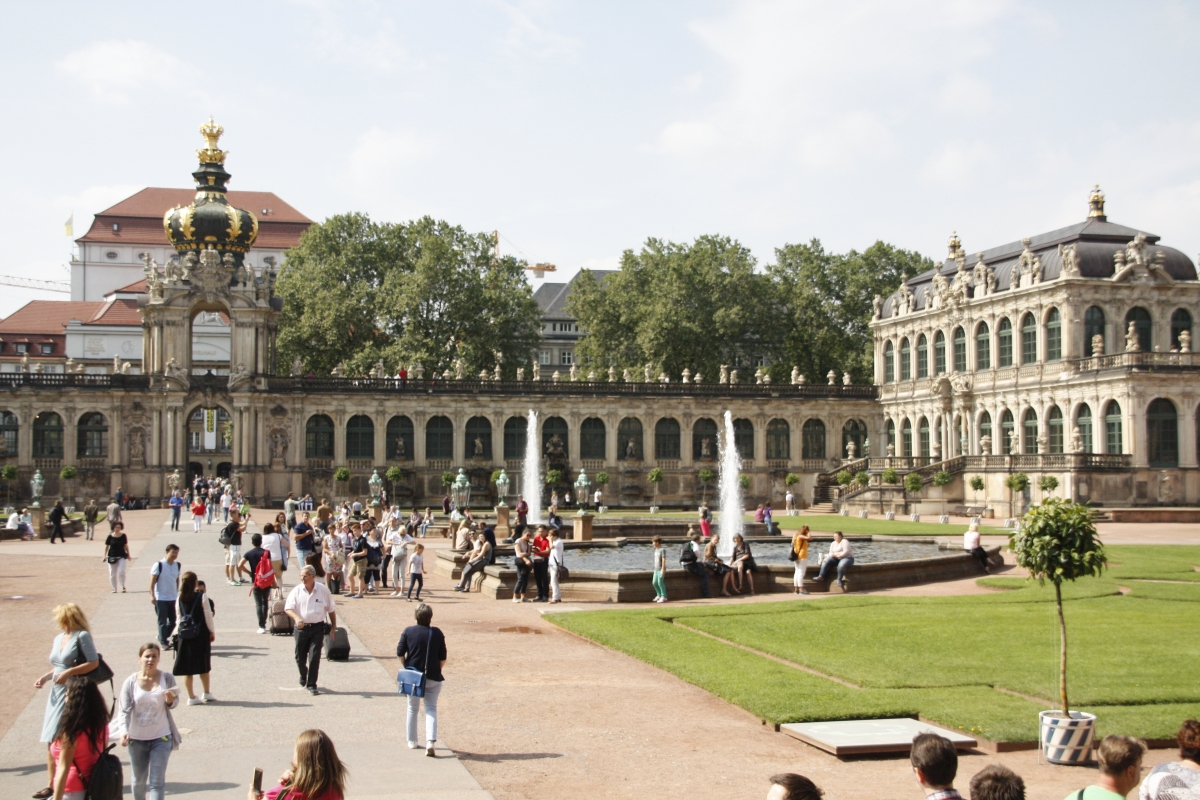 Blick in den Zwinger-Innenhof mit Kronentor im Hintergrund