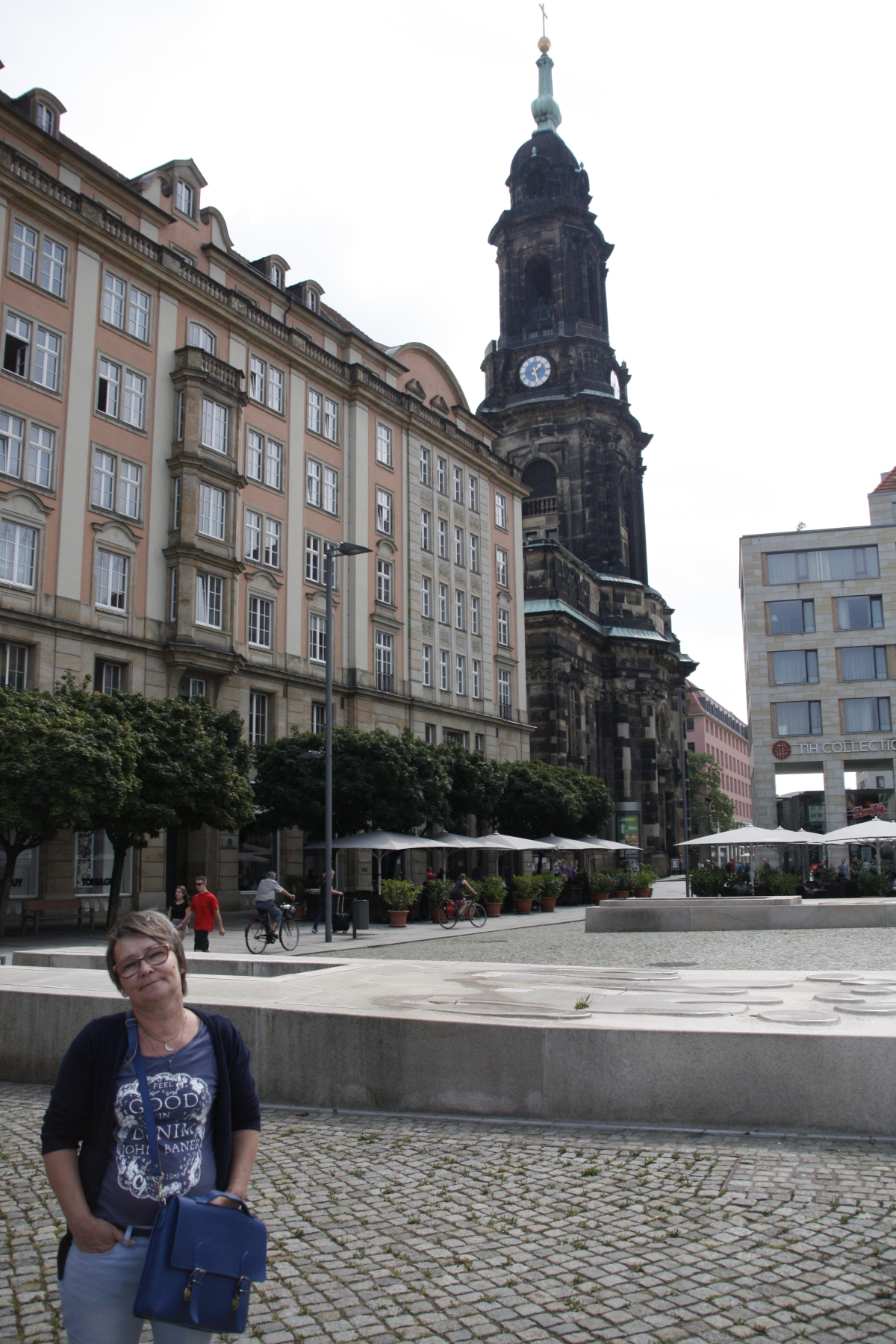 Im Hintergrund die Kreuzkirche Dresden vom Altmarkt aus