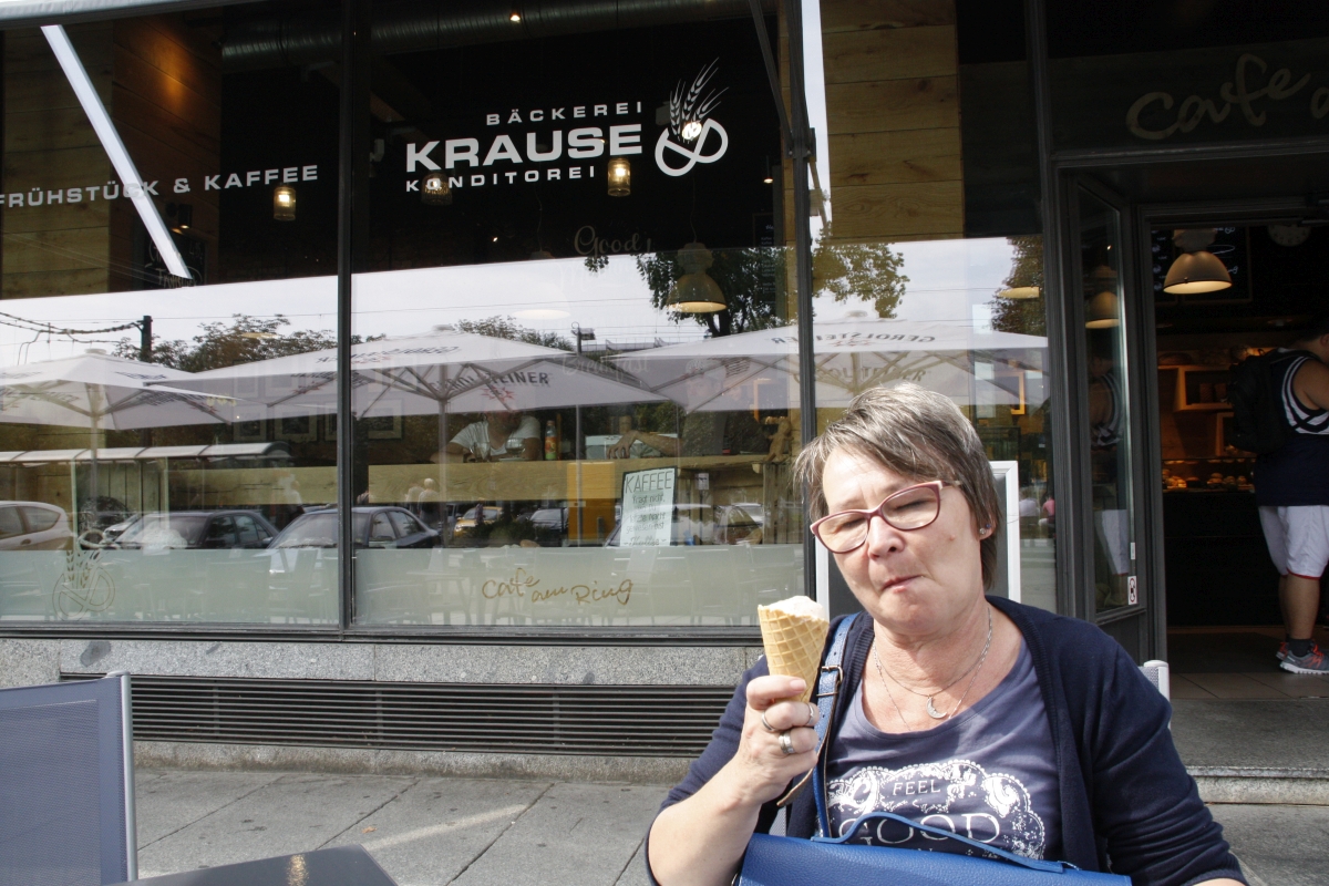 Am 'Café am Ring' beim Eis essen