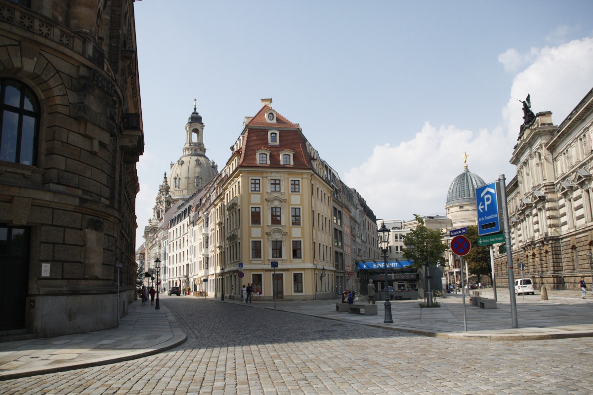 Blick in Richtung Frauenkirche von der Schießgasse aus auf die Akademie der Künste