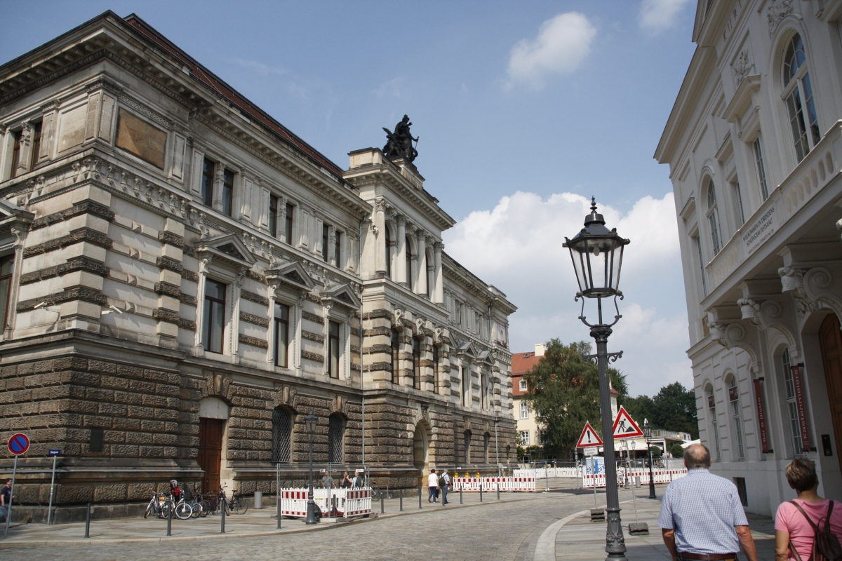 Von der Schießgasse aus Blick auf das Albertinum links und rechts die Jazzclub-Tonne