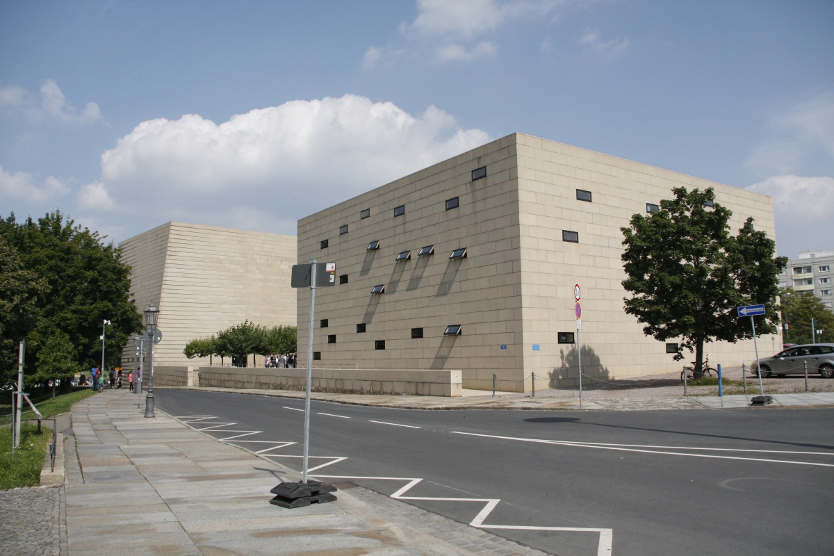 Jüdische Gemeinde und Synagoge im Hintergrund