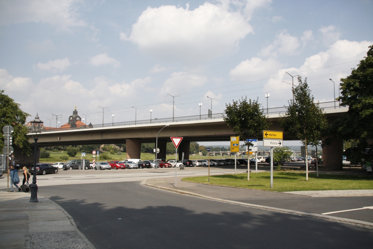 Im Hintergrund die Carolabrücke mit Parkplatz