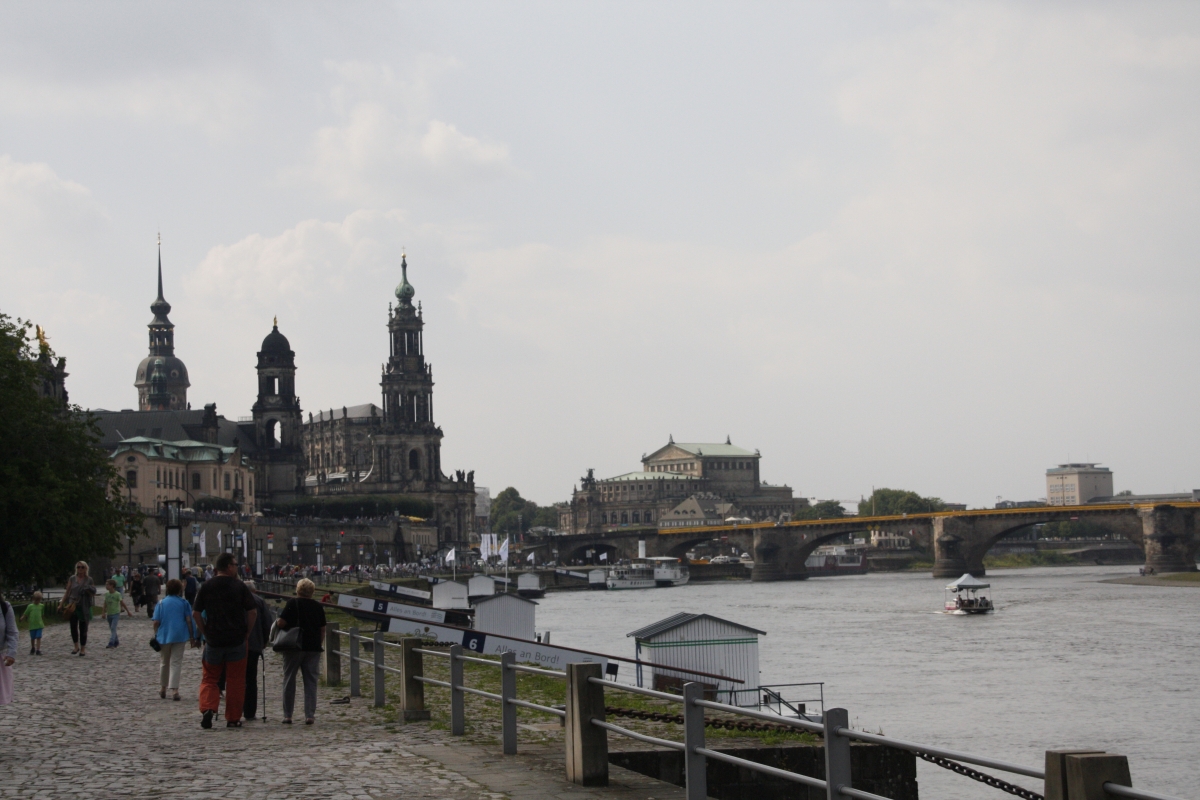Schloss, Hofkirche und Semperoper vom Parkplatz aus gesehen
