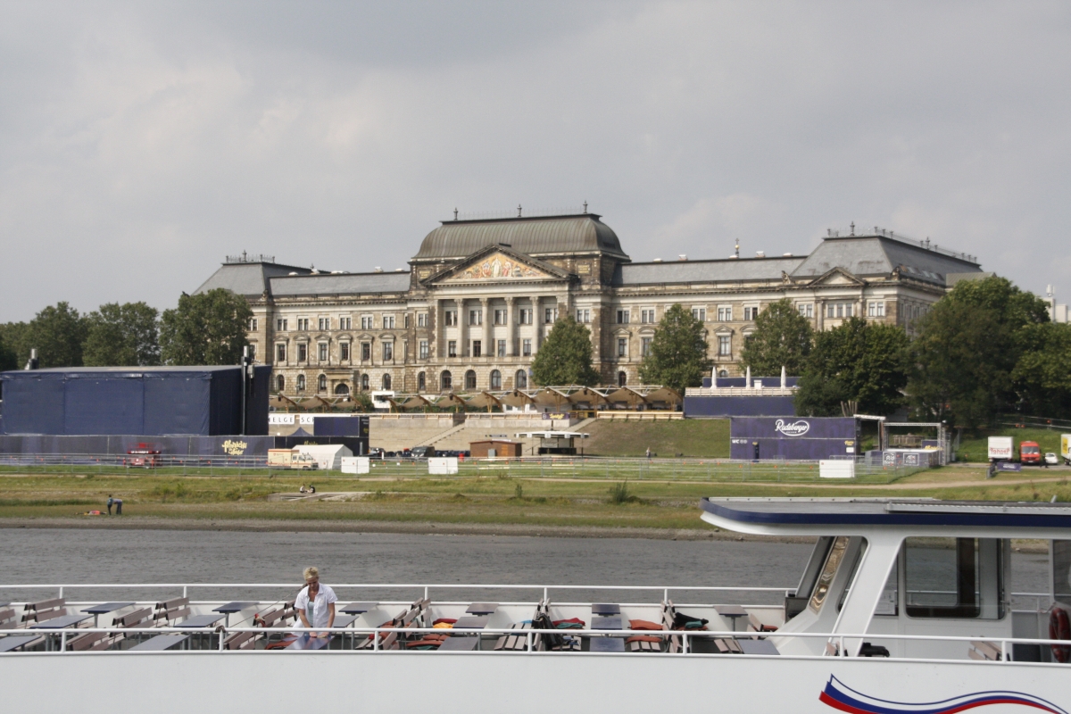 Auf der anderen Elbseite das Sächsische Staatsministerium der Finanzen