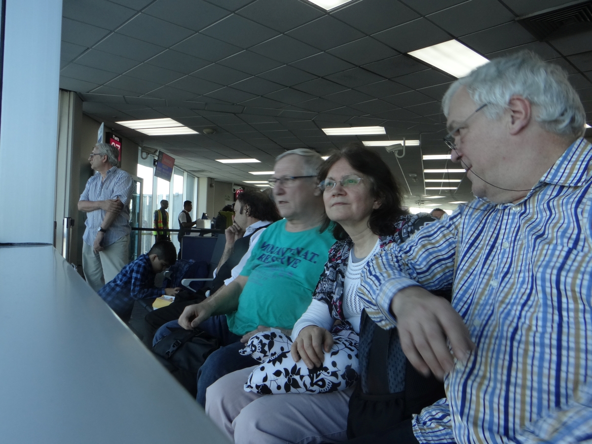 Warten auf das Flugzeug ... von Links Ich, Marina und Michael