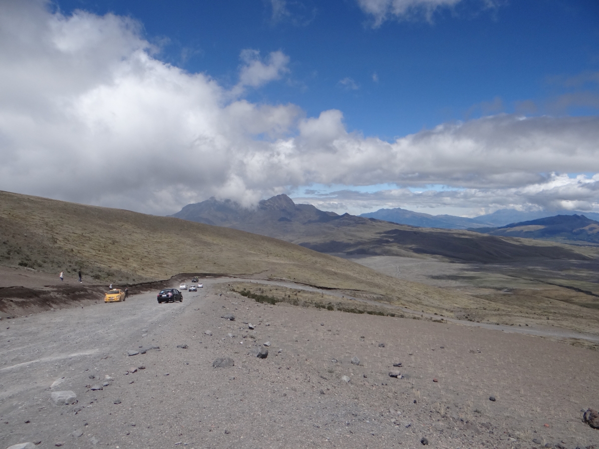 In 4400m Höhe wachsen keine Bäume mehr. Ein Blick zurück.