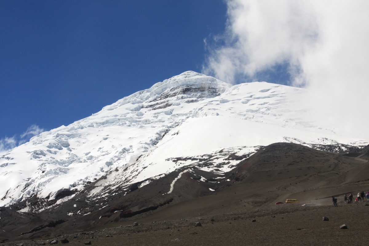 Der Cotopaxi liegt vor uns und 'entschleiert' sein Haupt