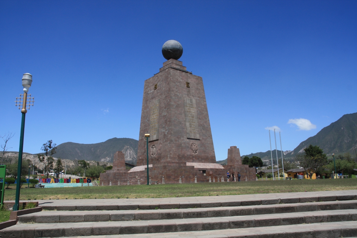 Der Monolith mit Erdkugel des Mitad del Mundo