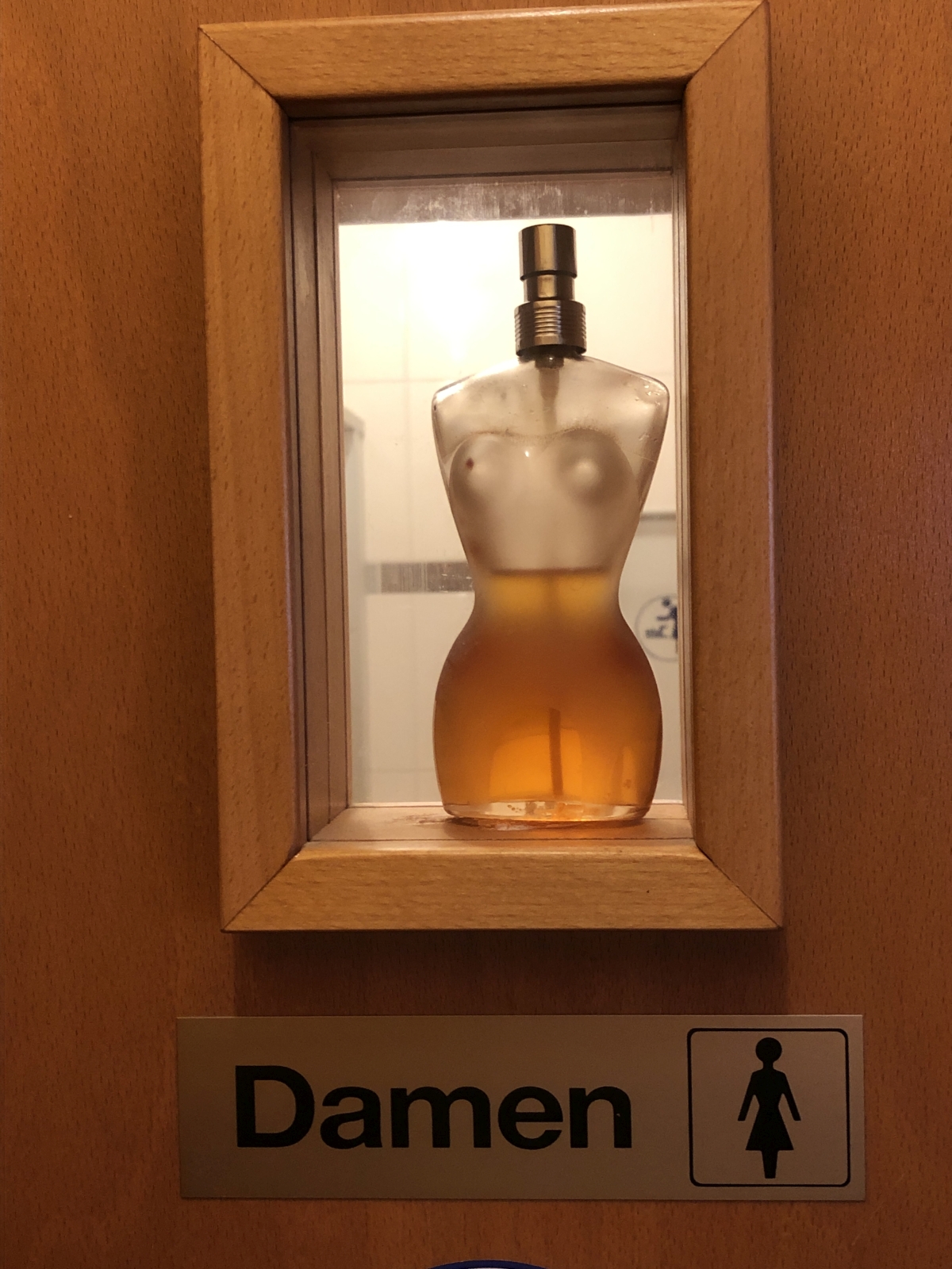 Toilettenschmuck im Café Weimer