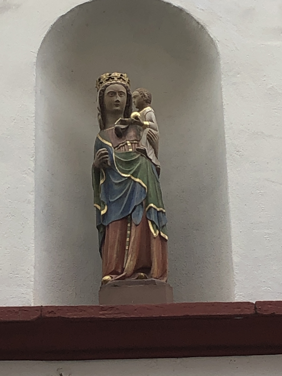Marienstatue an der Hauswand