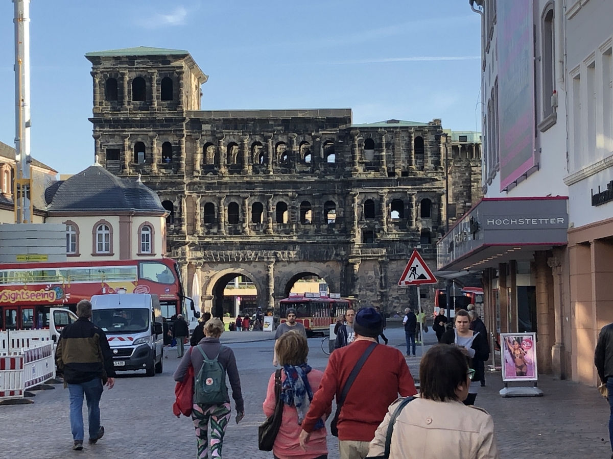Die Porta Nigra vom Süden aus gesehen.