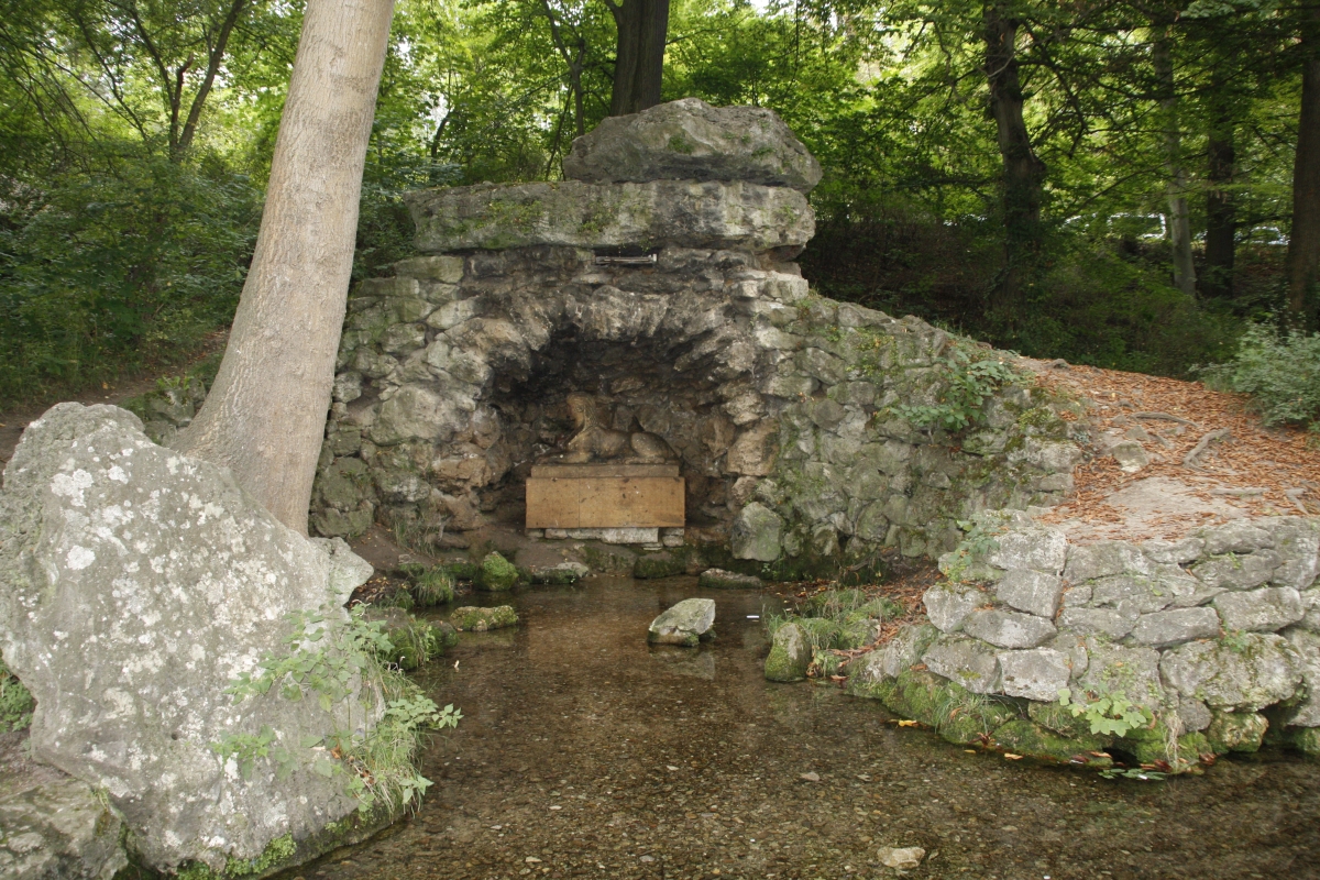 Läutraquelle mit Sphinxgrotte